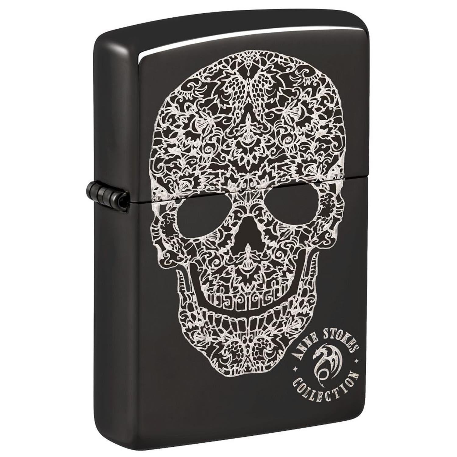 Zippo Sturmfeuerzeug Anne Stokes Collection Totenkopf, geschlossen in Schrägansicht, filigran gravierter Skull mit Blumenmuster auf schwarzem Hochglanz-Finish, weißer Hintergrund